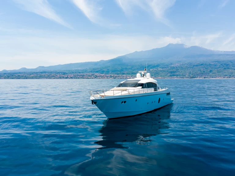 Luxury Yacht to hire Taormina at the best price