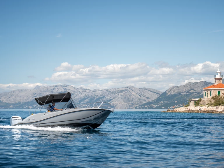 Hire Motorboat Quicksilver with a boat licence