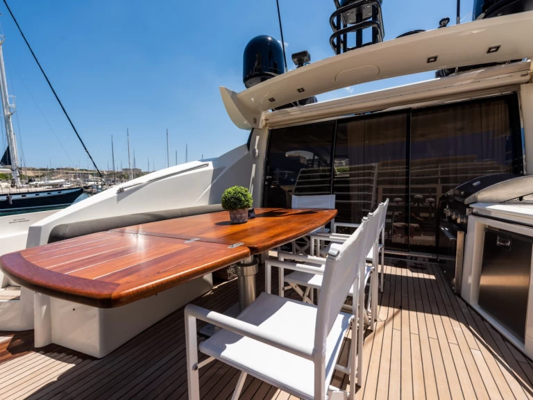 Hire Luxury Yacht Sunseeker with a boat licence