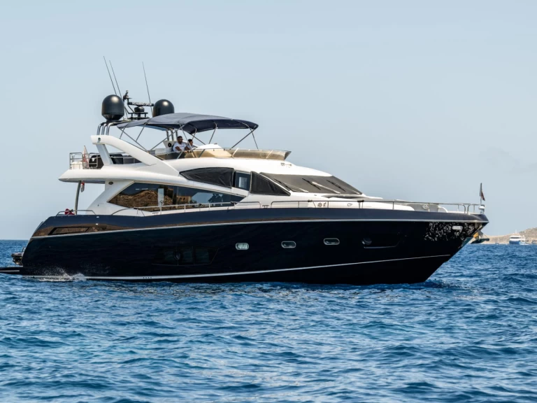 Yacht charter St. Julian's - Sunseeker Manhattan 73 on SamBoat