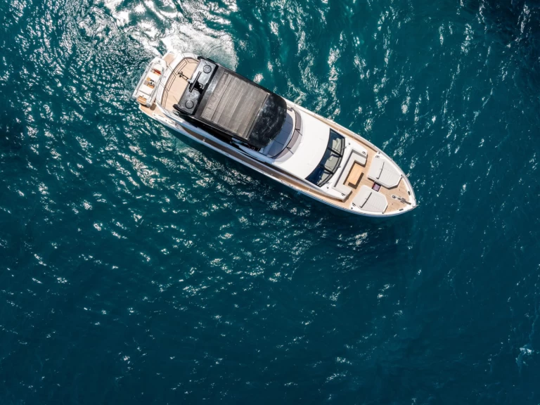 Hire Luxury Yacht Sunseeker with a boat licence