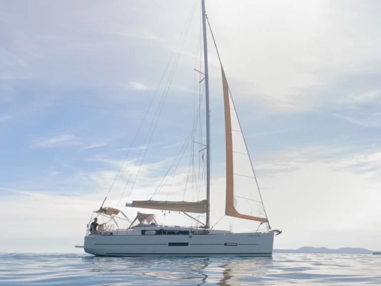 Sailboat to hire Roses at the best price