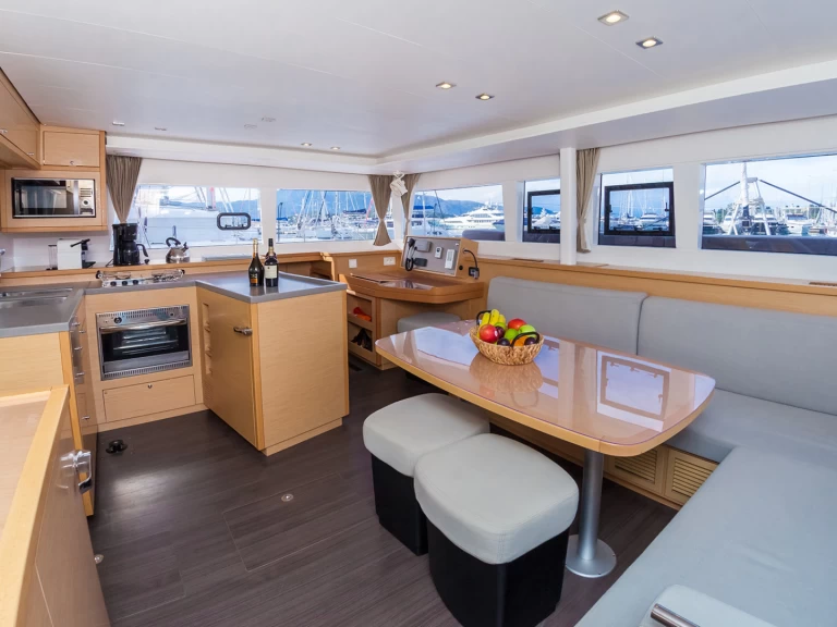 Hire a Lagoon Lagoon 380 Rethymno