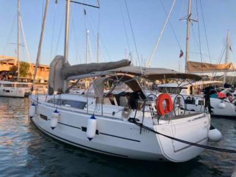 Dufour Dufour 412 Grand Large charter bareboat or skippered in  Toulon