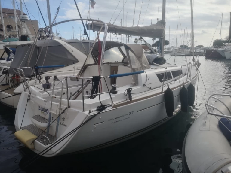Charter a Jeanneau Sun Odyssey 30i in Toulon on Samboat