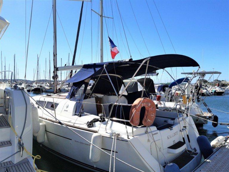 Hire Sailboat Jeanneau with a boat licence