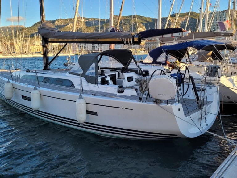 Sailboat to hire Toulon at the best price