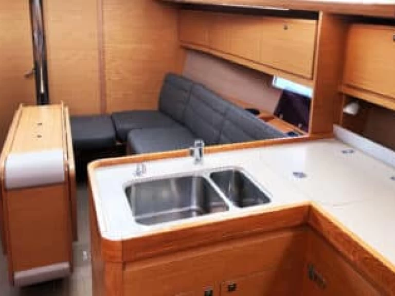 Sailboat to hire Toulon at the best price