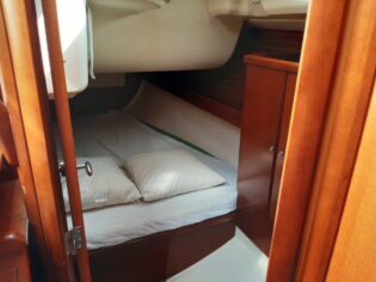 Charter a Dufour Dufour 425 Grand Large in Toulon on Samboat