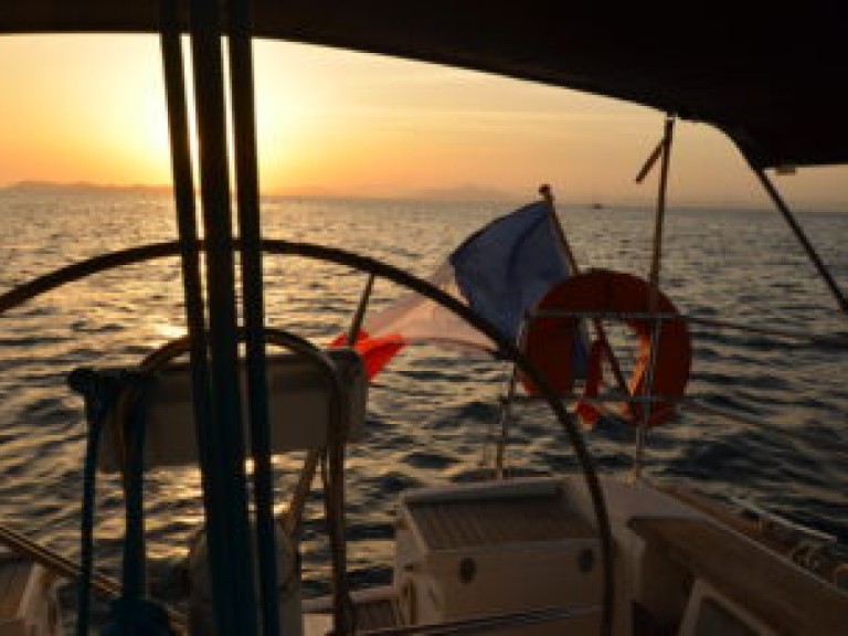 Sailboat to hire Toulon at the best price