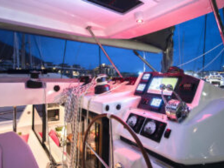 Hire a Leopard Catamarans / Robertson & Caine Leopard 45 Toulon