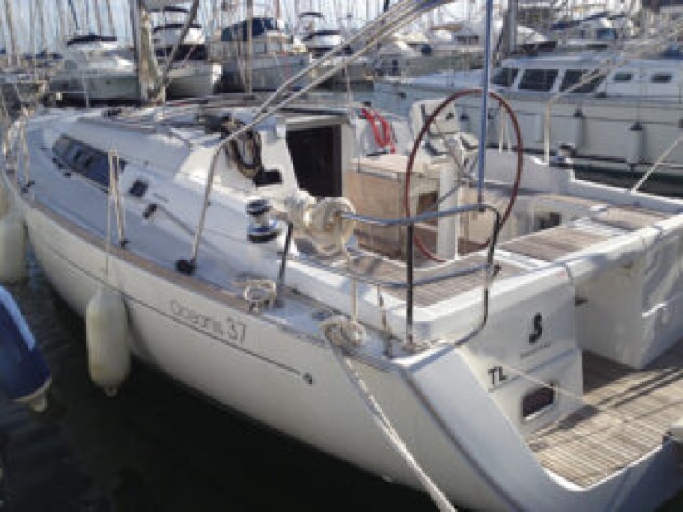Sailboat hire in Toulon - Bénéteau Oceanis 37