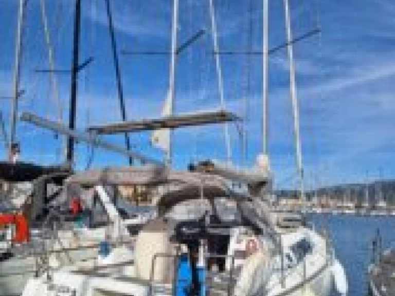 Charter a Bénéteau Oceanis 37 in Toulon on Samboat