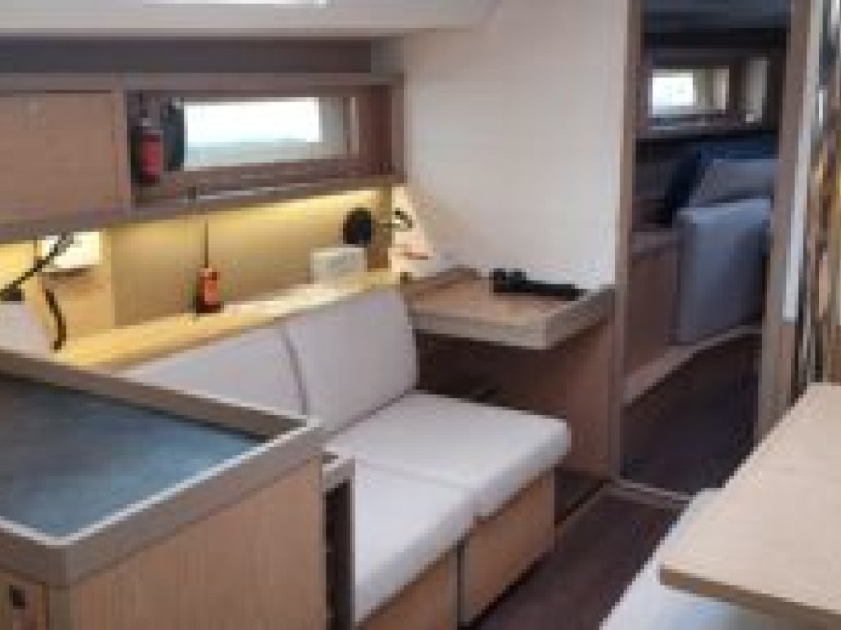 Hire a Bénéteau Oceanis 45 Toulon