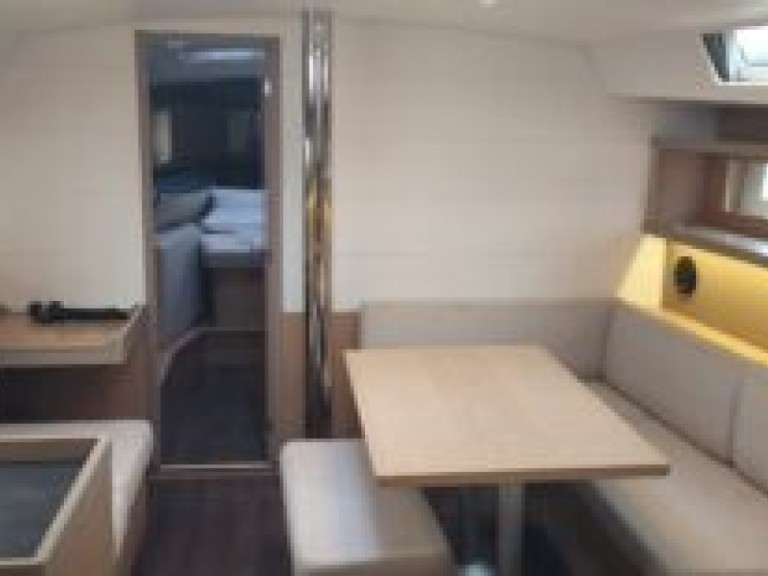 Yacht hire Toulon cheap Oceanis 45