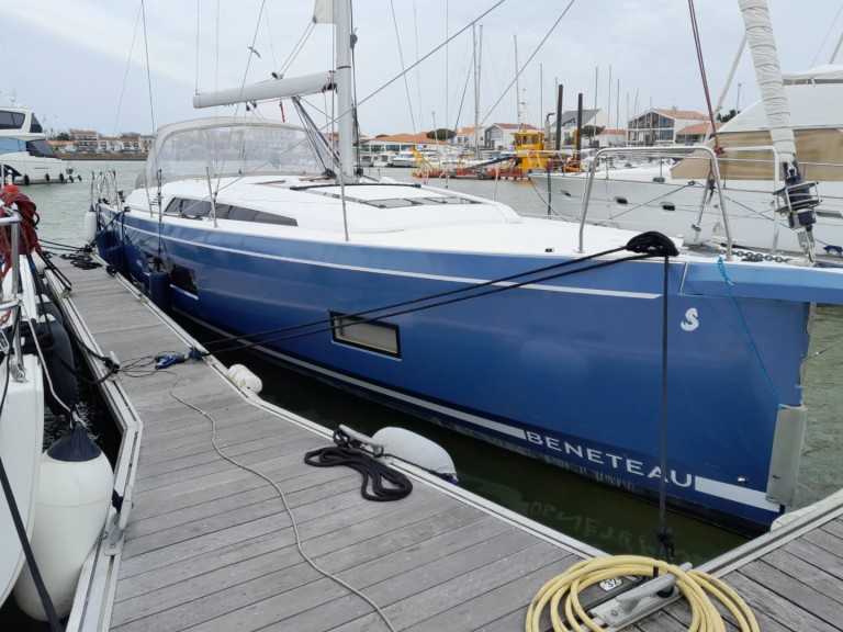 Charter a Bénéteau Oceanis 46.1 in Toulon on Samboat
