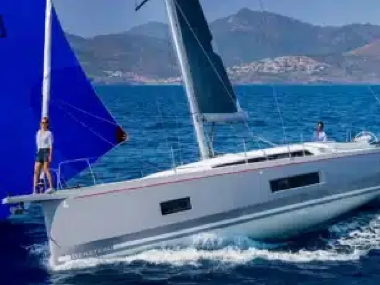 Sailboat to hire Toulon at the best price