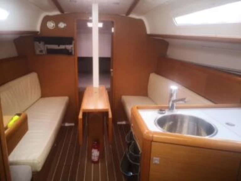 Hire Sailboat with or without skipper Jeanneau Toulon