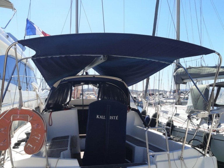 Sailboat hire in Toulon - Jeanneau Sun Odyssey 33i