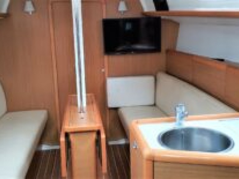 Hire Sailboat with or without skipper Jeanneau Toulon