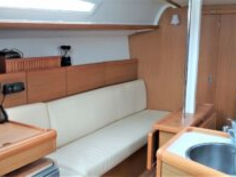 Hire Sailboat Jeanneau with a boat licence