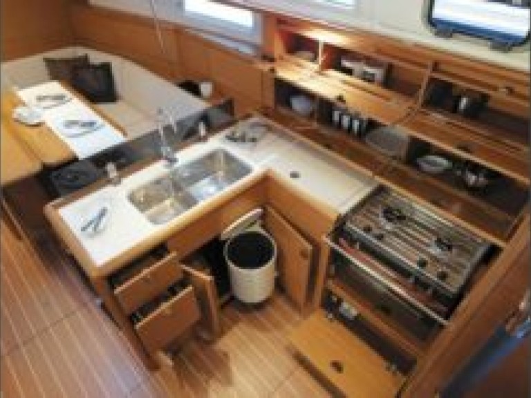 Yacht charter Toulon - Jeanneau Sun Odyssey 379 on SamBoat