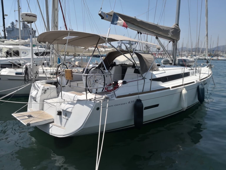 Yacht hire Toulon cheap Sun Odyssey 439