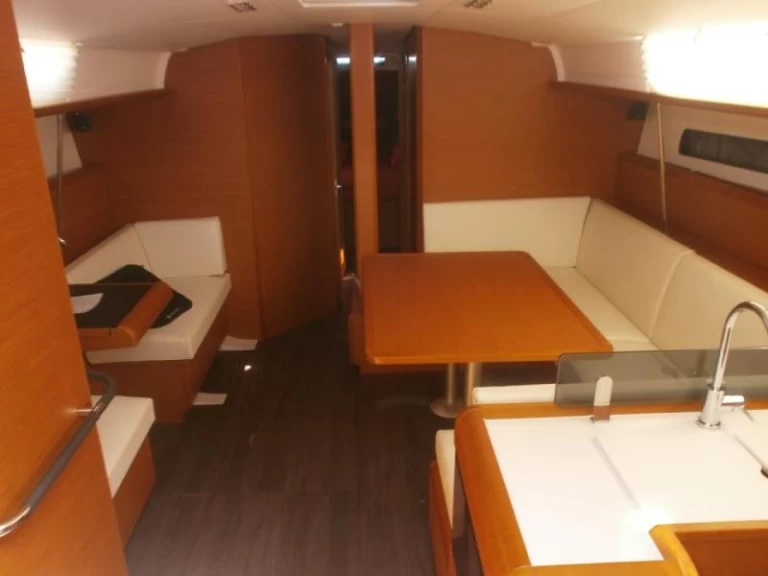 Hire Sailboat with or without skipper Jeanneau Toulon