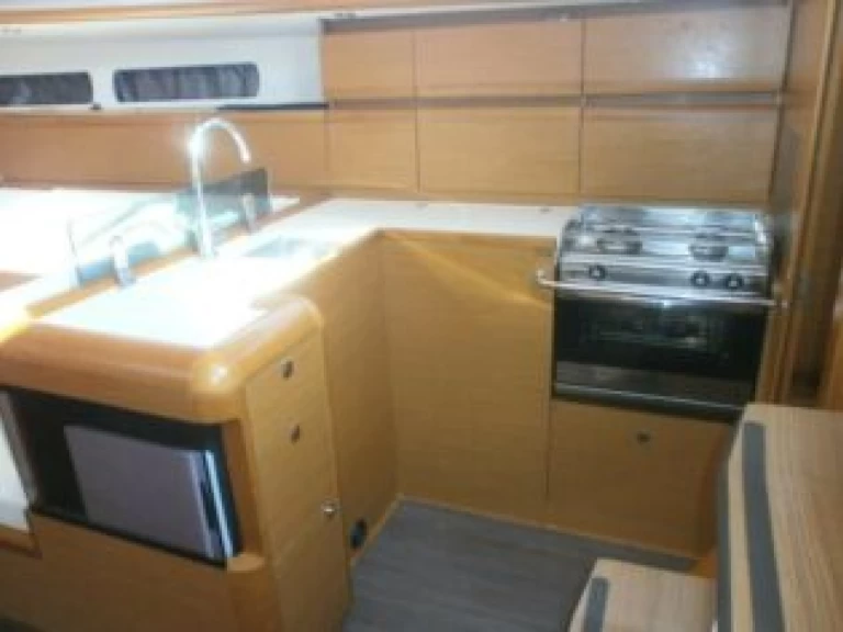 Hire Sailboat Jeanneau with a boat licence