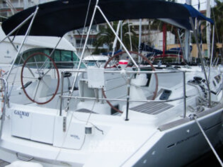 Hire Sailboat Jeanneau with a boat licence
