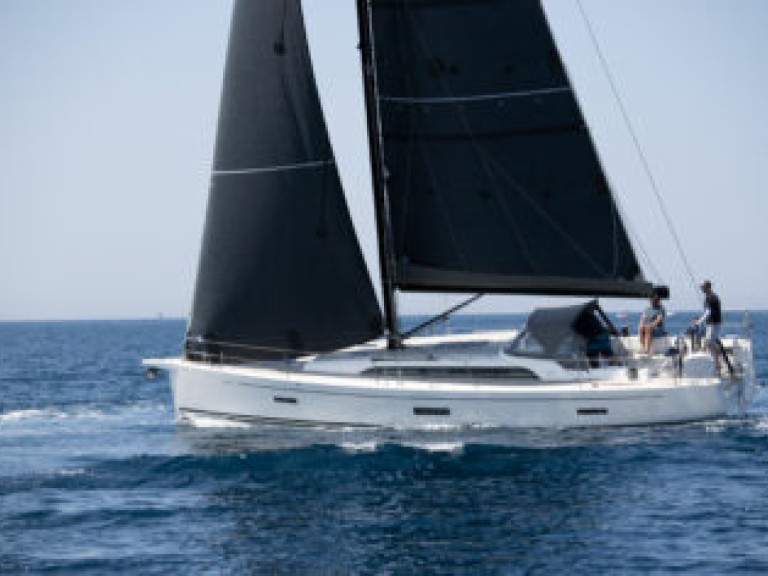 Sailboat to hire Toulon at the best price