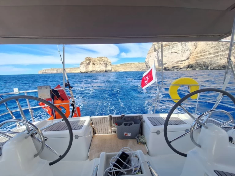 Hire Sailboat Jeanneau with a boat licence