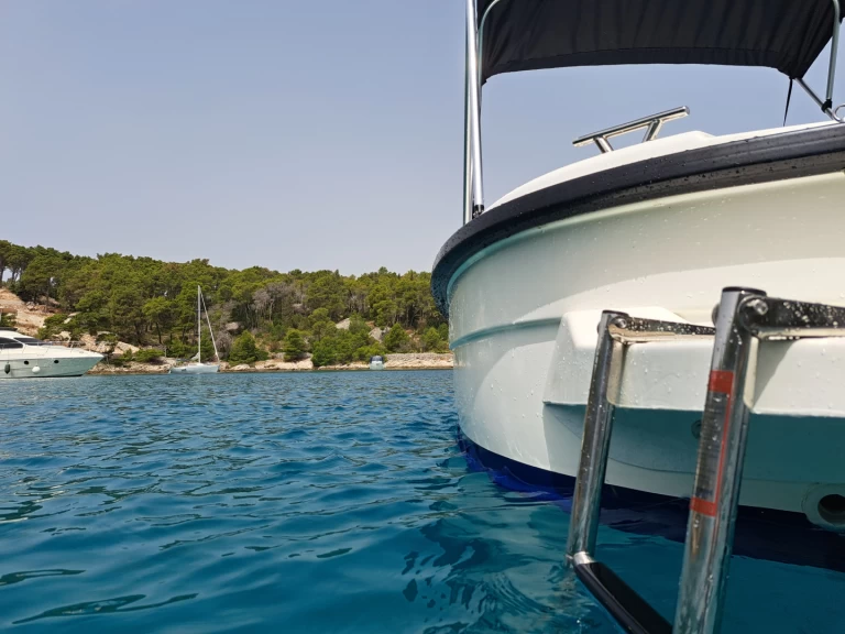 Motorboat to hire Milna at the best price