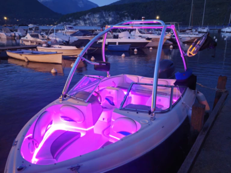 Hire Motorboat Four Winns with a boat licence