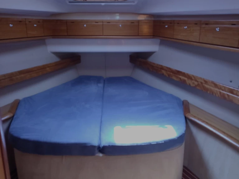 Sailboat to hire Le Grau-du-Roi at the best price