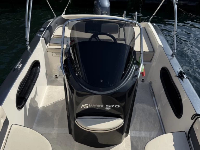 Motorboat to hire Como (City) at the best price