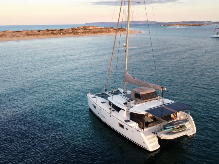 Hire Catamaran Lagoon with a boat licence