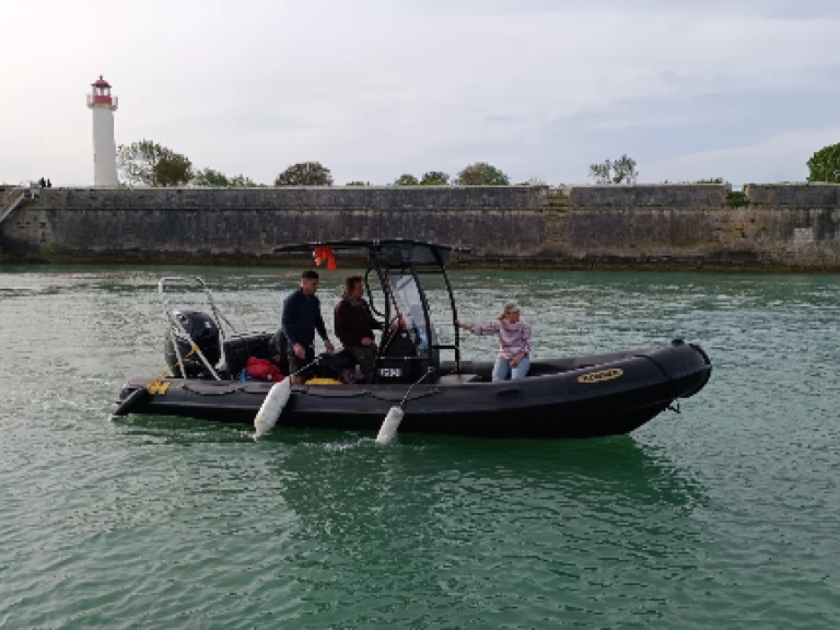 Yacht hire La Flotte cheap destroyer