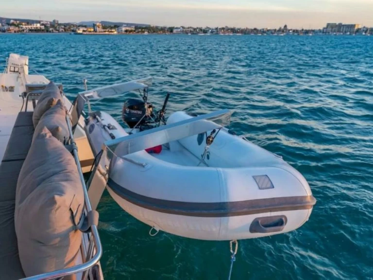 Yacht hire La Paz cheap Saba 50