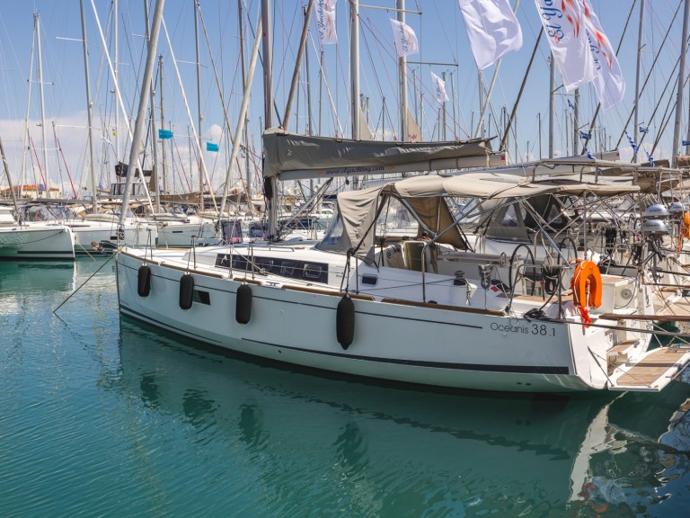 Hire a Bénéteau Oceanis 38.1 Lefkáda