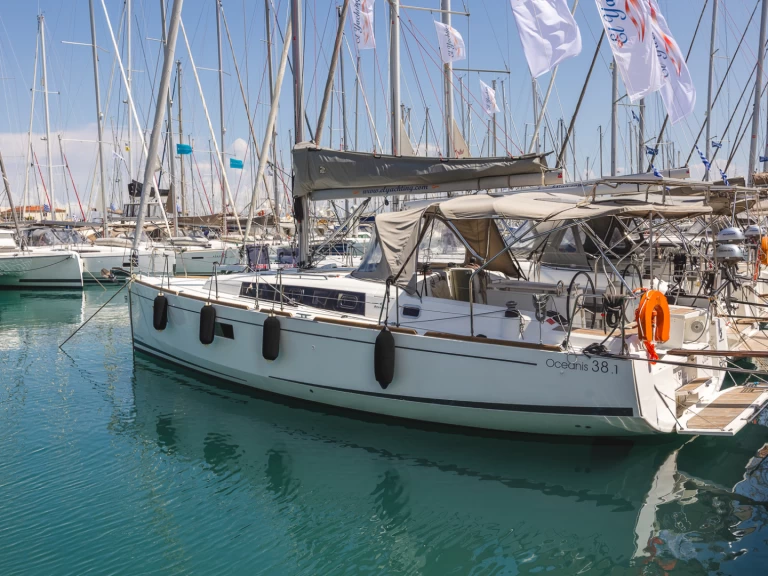 Hire a Bénéteau Oceanis 38.1 Lefkáda
