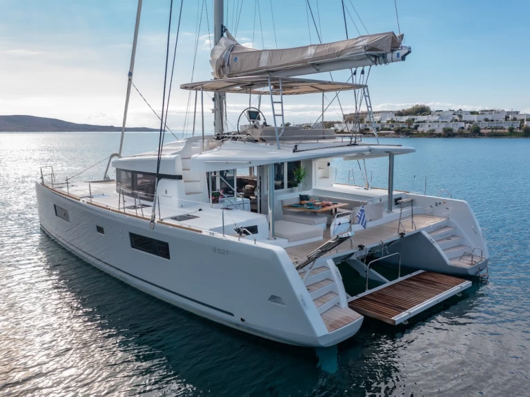 Charter a Lagoon Lagoon 52 F in Lávrio on Samboat