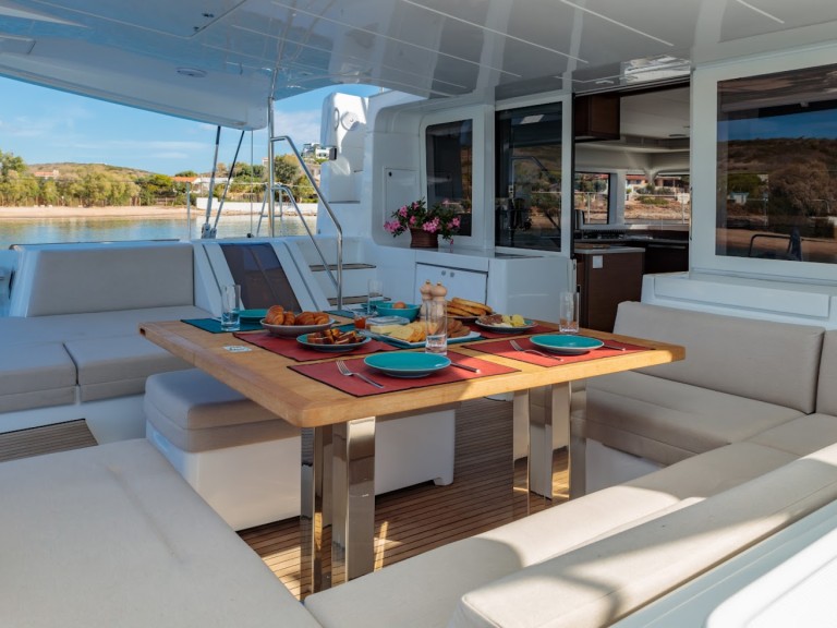 Charter a Lagoon Lagoon 52 F in Lávrio on Samboat