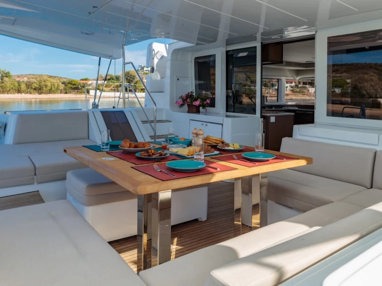 Charter a Lagoon Lagoon 52 F in Lávrio on Samboat