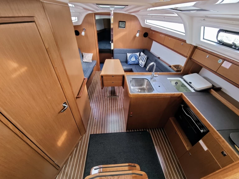 Yacht charter Sukošan - Bavaria Cruiser 37 on SamBoat