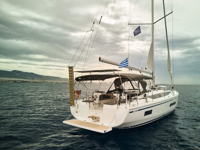 Charter a Bavaria Bavaria C46 in Alimos on Samboat