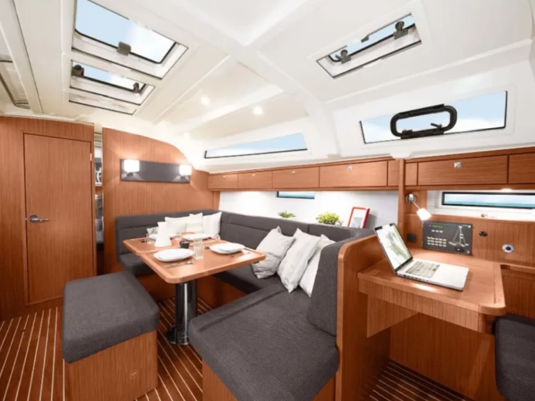Hire Sailboat Bavaria with a boat licence