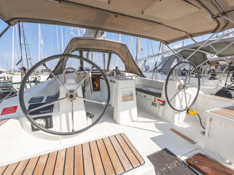 Hire a Bénéteau Oceanis 38.1 Lefkáda