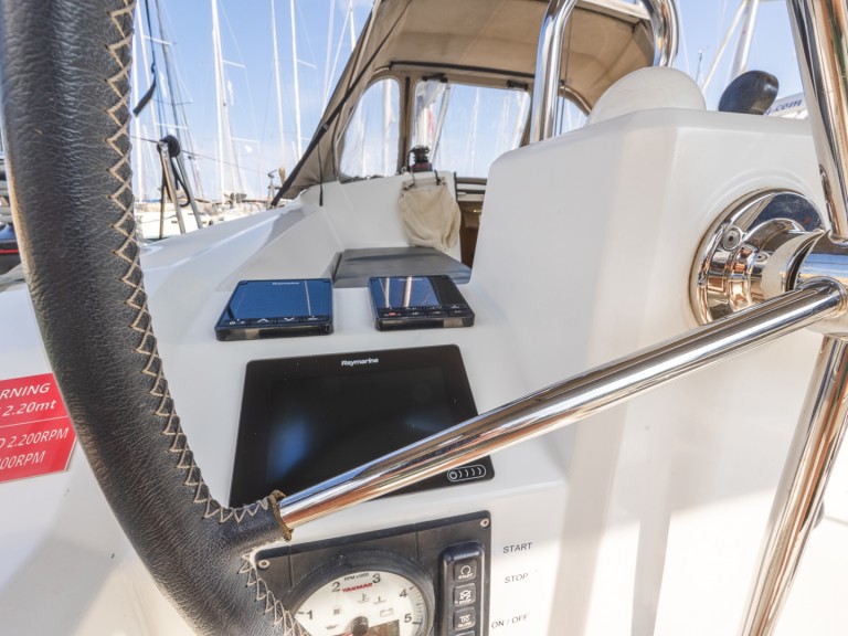 Hire Sailboat with or without skipper Bénéteau Lefkáda