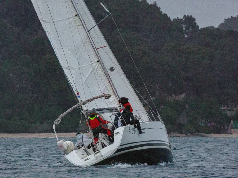 Hire Sailboat Bénéteau with a boat licence
